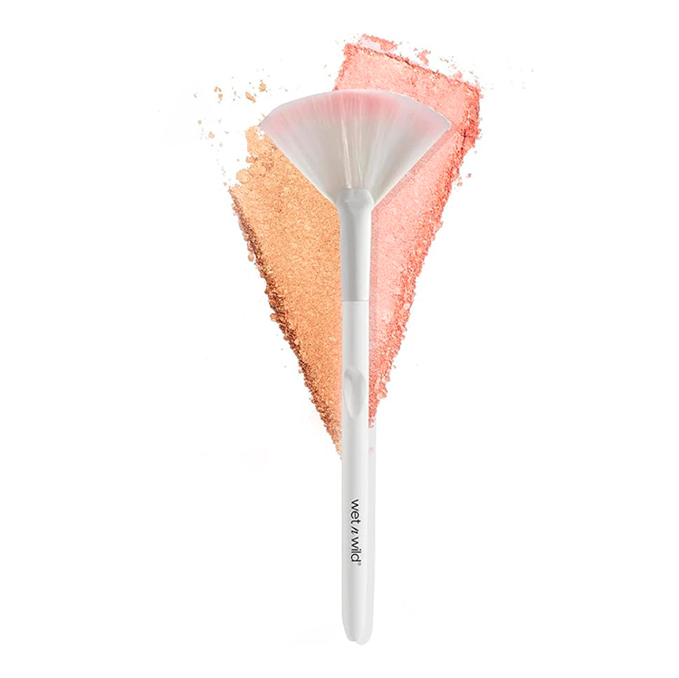 WET N WILD FAN BRUSH, SYNTHETIC POLYMAX FIBERS FOR VERSATILE BLENDING